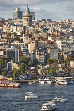 İstanbul şehir merkezindeki Galata Kulesi ve renkli binalar. Türkiye