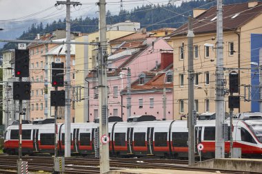 Innsbruck tren istasyonu ve çok renkli evler. Avusturya ulaşımı. Avrupa hedefi