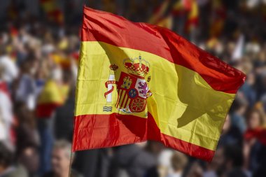 İspanyol bayrağı sallanıyor. İspanya 'da gösteri. İspanyol amblemi