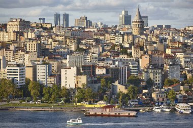 İstanbul şehir merkezindeki Galata Kulesi ve renkli binalar. Türkiye