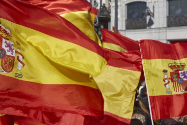 İspanyol bayrakları ve arma. Ulus amblemi. İspanya