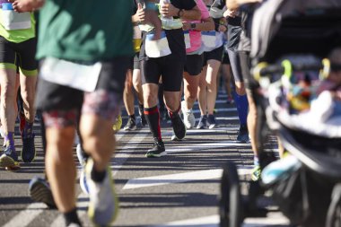 Sokaktaki koşucular. Sağlıklı bir yaşam tarzı. Hareket egzersizi. Atletizm