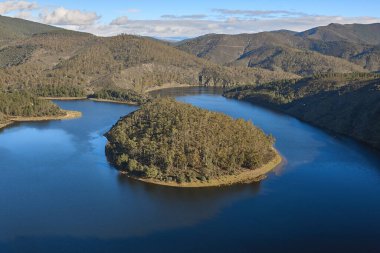 Extremadura, İspanya 'daki Melero kıvrımlı dağ ve nehir manzarası