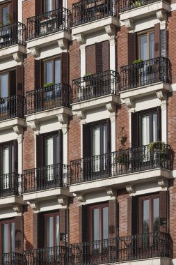 Madrid şehir merkezinde geleneksel bina cephesi. Kırmızı tuğlalar. İspanya