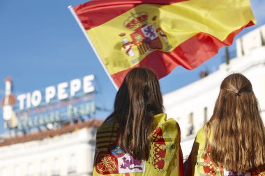 Madrid 'de İspanyol bayrağına sarılmış iki kız.