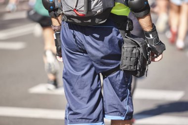 Ekipmanlı patenci. Kasabada paten kaymak. Spor ve eğlence.