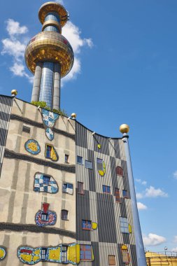 Çok renkli Spitelau fırını ve Viyana şehir merkezindeki kule. Avusturya