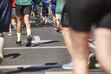 Sokaktaki koşucular. Sağlıklı bir yaşam tarzı. Hareket egzersizi. Atletizm