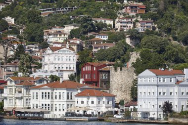 Boğaz Boğazı 'ndaki geleneksel ahşap rıhtım evleri. İstanbul. Türkiye