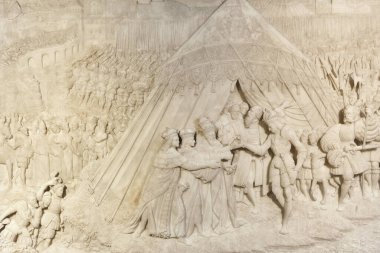 Hofkirche Kilisesi. Maximilian I mezarı. Alabaster bas rahatlama. Altstadt 'ta. Innsbruck