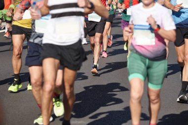 Sokaktaki koşucular. Sağlıklı bir yaşam tarzı. Hareket egzersizi. Atletizm