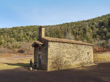 La Garrotxa volkanik bölgesinde Santa Margarida şapeli. Girona, İspanya         