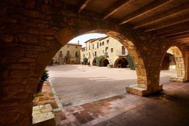 Monells 'in ortaçağ köyü. Girona, Costa Brava. Katalunya. İspanya