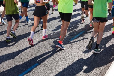 Sokaktaki koşucular. Sağlıklı bir yaşam tarzı. Hareket egzersizi. Atletizm