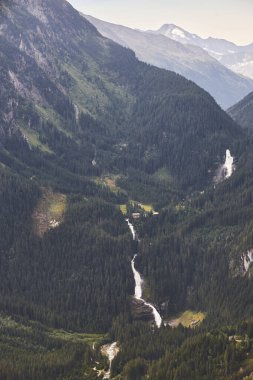 Krimmml şelaleleri. Salzburg bölgesindeki doğa simgesi. Avusturya vurgusu