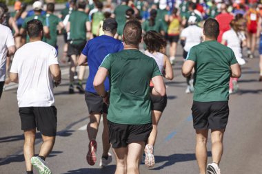 Sokaktaki koşucular. Sağlıklı bir yaşam tarzı. Hareket egzersizi. Atletizm