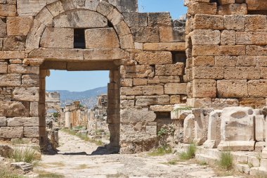 Hierapolis Pamukkale 'nin tarihi kalıntıları. Ünlü Türk tarihi mekanı