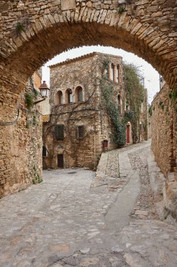 Peratallada 'nın ortaçağ taş köyü. Costa Brava. Girona, İspanya