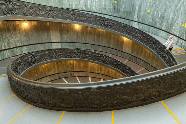 Знаменитая винтовая лестница в музее Ватикана. Спираль. Джузеппе Момо. Италия