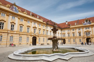 Melk Manastırı 'nın iç avlusu ve çeşmesi. Vaçu Vadisi. Avusturya tarihi