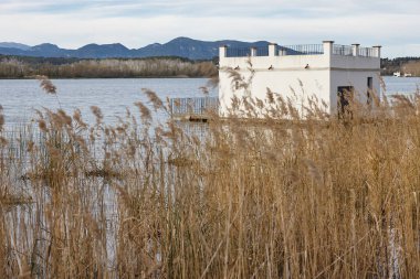 Banyoles Gölü 'nde geleneksel tezgah. Girona, Katalonya. İspanya