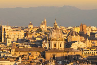 St. Angelo Kalesi 'nden gün batımında Roma şehir manzarası. İtalya