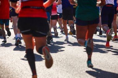 Sokaktaki koşucular. Sağlıklı bir yaşam tarzı. Hareket egzersizi. Atletizm