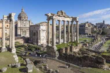 Roma Forumu anıtsal arkeolojik alanı. Tapınaklar, kiliseler, kolezyum. Roma, İtalya