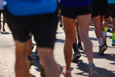 Sokaktaki koşucular. Sağlıklı bir yaşam tarzı. Hareket egzersizi. Atletizm