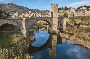 Besalu 'nun ortaçağ köyü. Taş köprü. Emporda. Girona, İspanya