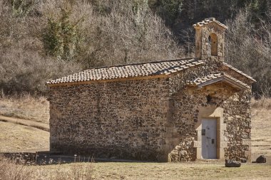 La Garrotxa volkanik bölgesinde Santa Margarida şapeli. Girona, İspanya