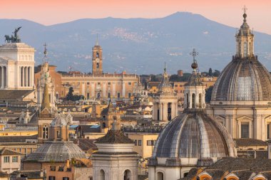 St. Angelo Kalesi 'nden gün batımında Roma şehir manzarası. İtalya