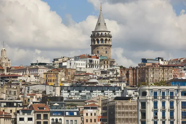 Istambul şehir merkezindeki Galata kulesi. Türkiye 'de ünlü bir yer