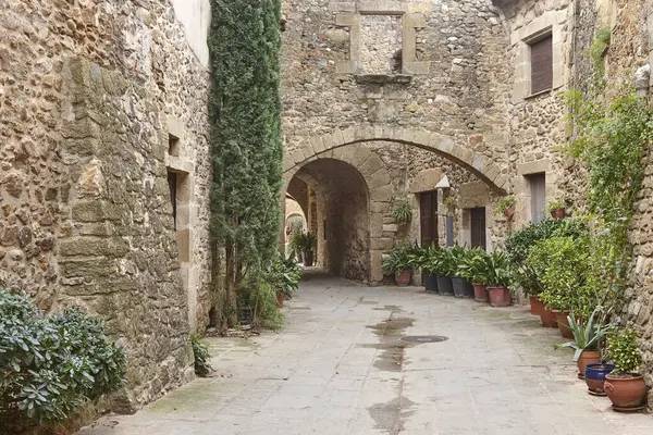 Monells 'in ortaçağ köyü. Girona, Costa Brava. Katalunya. İspanya