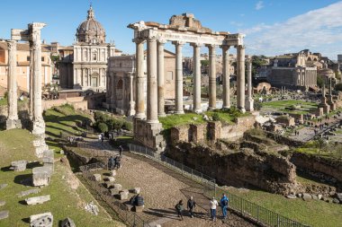 Roma Forumu anıtsal arkeolojik alanı. Tapınaklar, kiliseler, kolezyum. Roma, İtalya