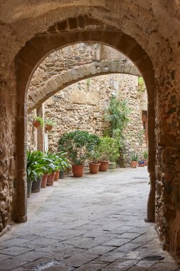 Monells 'in ortaçağ köyü. Girona, Costa Brava. Katalunya. İspanya