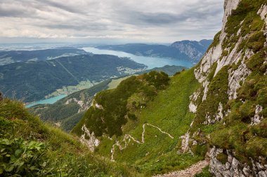 Salzburgland bölgesinde Attersee Gölü. Schafberg, Avusturya dönüm noktası