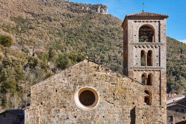 Romanesk ortaçağ kilisesinin dış görünüşü. Girona, İspanya