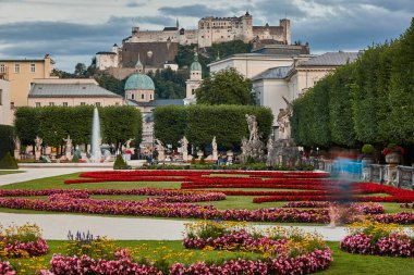 Tarihi Hohensalzburg kalesi ve Salzburg katedrali şehir manzarası. Salzburg, Avusturya