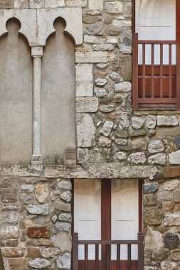 Besalu 'nun ortaçağ köyü. Taş cephe. Emporda. Girona, İspanya