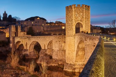 Besalu 'nun ortaçağ köyü. Taş köprü. Emporda. Girona, İspanya