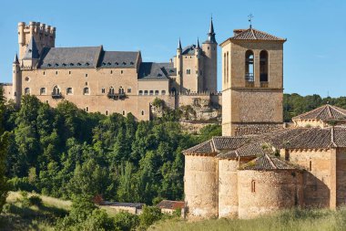 Segovia Kalesi ve Veracruz Kilisesi. İspanya 'nın ortaçağ şehri