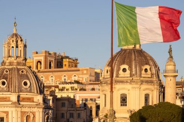 Roma şehir manzarası gün batımında İtalyan bayrağıyla. İtalya