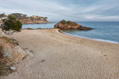 Dostlar 'da gün batımında Costa brava kumsalı. Girona, Katalonya.
