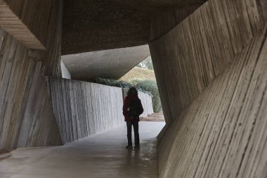 İspanya 'da vahşi mimari. Boşluklar geometrik geçit girişini mahveder. 