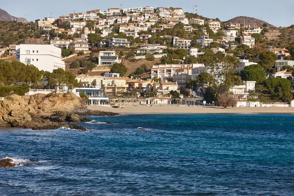 Llansa 'daki Costa brava Akdeniz plajı. Grifeu plajı. Girona, İspanya