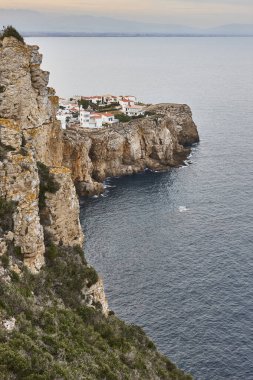 Akdeniz Costa Brava kıyı şeridi kayalıkları. Montgo Koyu. Girona, Katalonya. İspanya