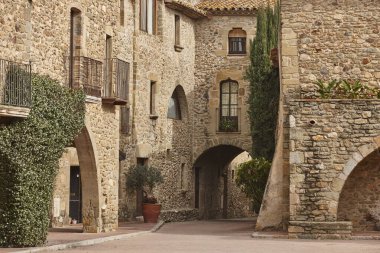 Monells 'in ortaçağ köyü. Girona, Costa Brava. Katalunya. İspanya