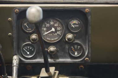 Kilometrelerce hız göstergesi olan paslı bir araç. Araç içi