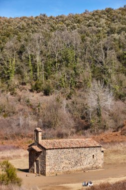 La Garrotxa volkanik bölgesinde Santa Margarida şapeli. Girona, İspanya